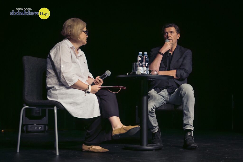 na scenie siedzą dwie moderator Dyskusyjnego Klubu filmowego Emilia Michalska i reżyser Maciej Sobieszczański