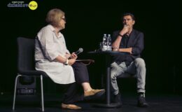 na scenie siedzą dwie moderator Dyskusyjnego Klubu filmowego Emilia Michalska i reżyser Maciej Sobieszczański