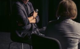 Pierwsze Spotkanie Dyskusyjnego Klubu Filmowego w Kinie Apollo. Gościem był reżyser filmu „Brat”