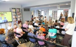 „Czy jesteś duży czy jesteś mały, zjadasz warzywa jesteś wspaniały” – spektakl w Miejskiej Bibliotece Publicznej