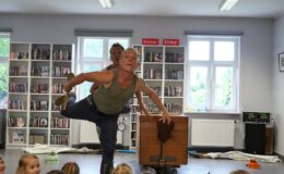 „Czy jesteś duży czy jesteś mały, zjadasz warzywa jesteś wspaniały” – spektakl w Miejskiej Bibliotece Publicznej