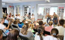 „Czy jesteś duży czy jesteś mały, zjadasz warzywa jesteś wspaniały” – spektakl w Miejskiej Bibliotece Publicznej