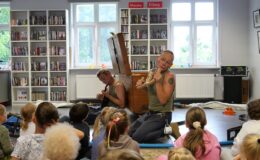„Czy jesteś duży czy jesteś mały, zjadasz warzywa jesteś wspaniały” – spektakl w Miejskiej Bibliotece Publicznej
