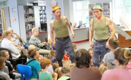 „Czy jesteś duży czy jesteś mały, zjadasz warzywa jesteś wspaniały” – spektakl w Miejskiej Bibliotece Publicznej