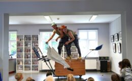 „Czy jesteś duży czy jesteś mały, zjadasz warzywa jesteś wspaniały” – spektakl w Miejskiej Bibliotece Publicznej