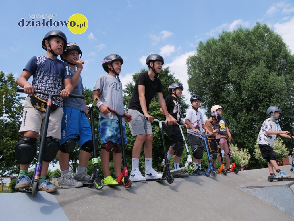 grup dzieci, młodzieży w skateparku w Działdowie