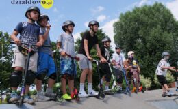 grup dzieci, młodzieży w skateparku w Działdowie