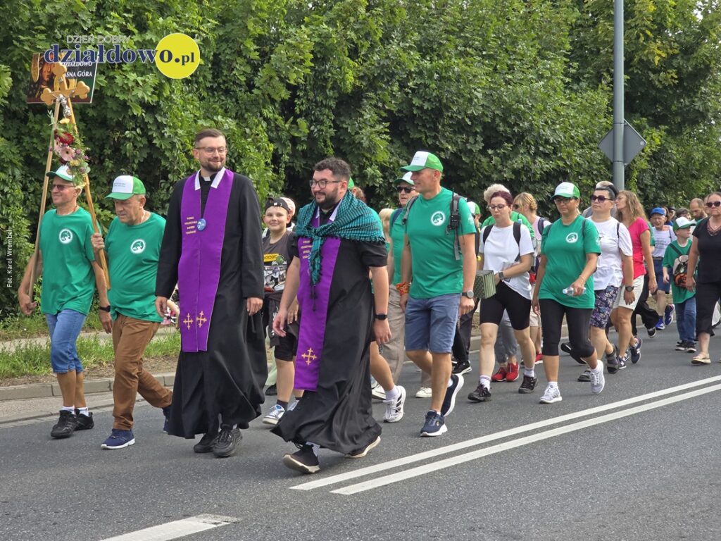 pielgrzymi idący ulica Działdowa