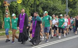 pielgrzymi idący ulica Działdowa