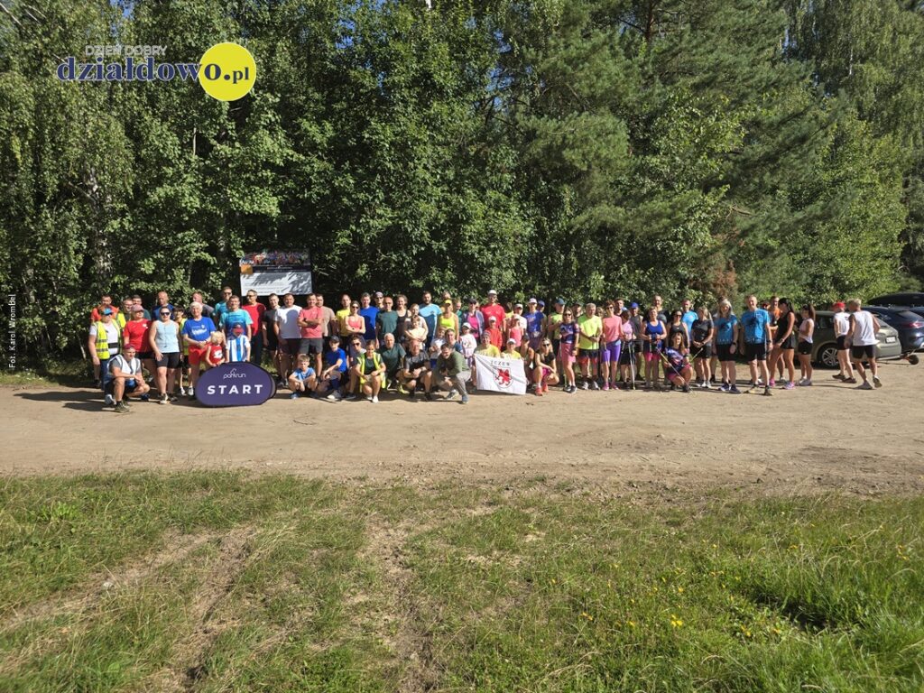 pamiątkowa fotografia uczestników urodzinowego spotkania biegowego parkrun Działdowo