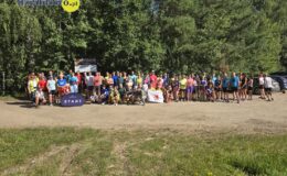 pamiątkowa fotografia uczestników urodzinowego spotkania biegowego parkrun Działdowo