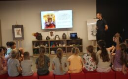 Wakacyjna kreatywność w Muzeum Pogranicza. Dzieci tworzyły sztukę 3D, poduszki w kształcie dyni i ozdobne torby