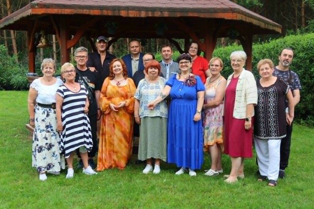 pamiątkowa fotografia osób uczestniczących w plenerze fotograficznym w Drzazgach
