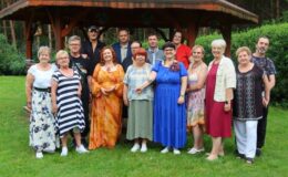 pamiątkowa fotografia osób uczestniczących w plenerze fotograficznym w Drzazgach