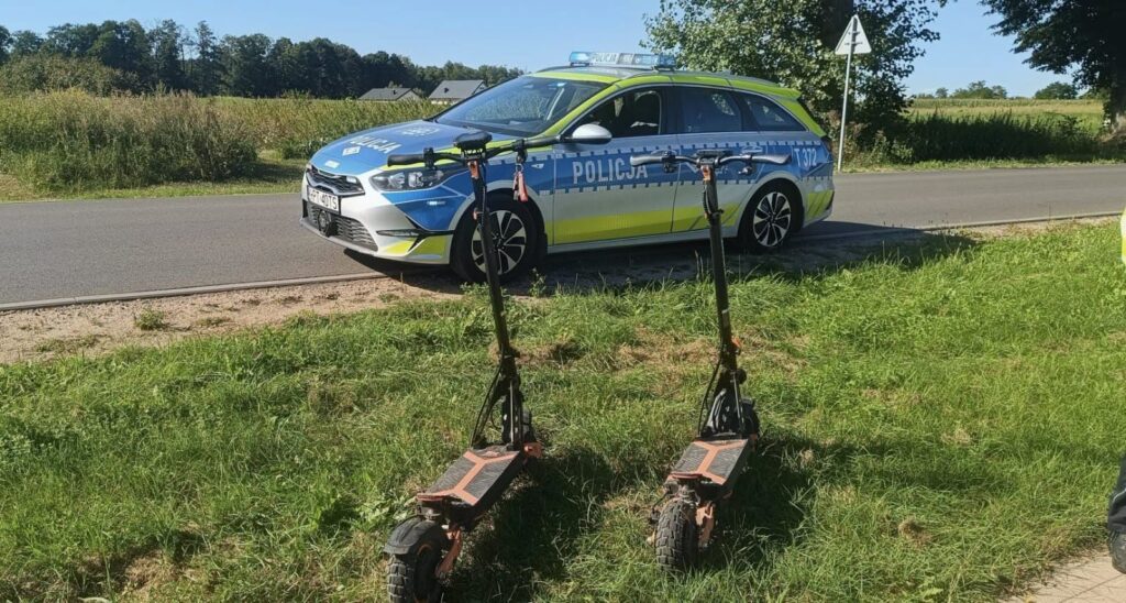 dwie hulajnogi elektryczne i radiowóz policyjny / fot. Policja