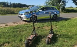 dwie hulajnogi elektryczne i radiowóz policyjny / fot. Policja