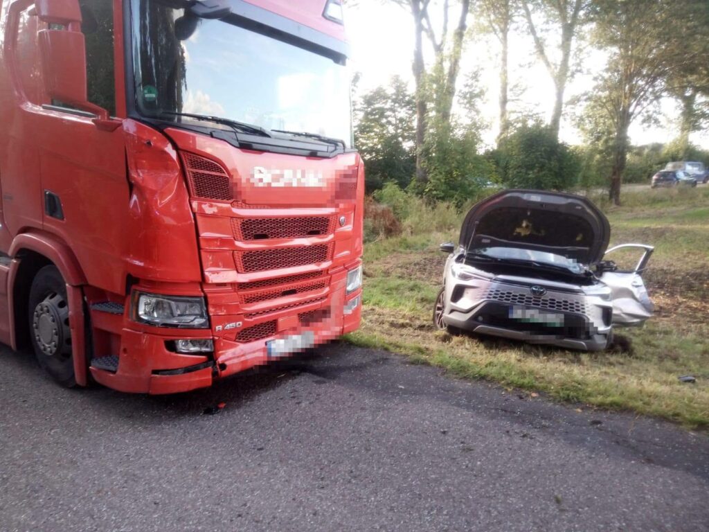 ciężarówka i samochód osobowy/ fot. policja