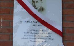 tablica upamiętniającą 70. rocznicę śmierci Kurta Alfreda Obitza, która znajduje się na budynku Prokuratury Rejonowej w Działdowie /Fot: Karol Wrombel