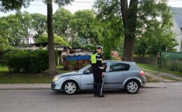 policjant badający stan trzeźwości kierowcy w samochodzie fot. policja