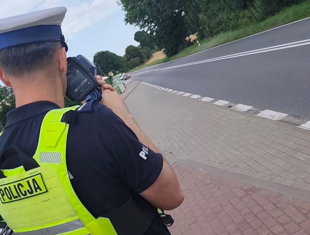 działania prędkość w powiecie działdowskim, policjant podczas pomiaru prędkości / fot. policja