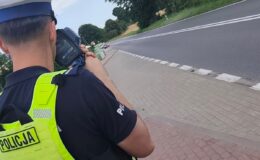 działania prędkość w powiecie działdowskim, policjant podczas pomiaru prędkości / fot. policja