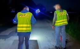 policjanci na miejscu śmiertelnego wypadku na trasie Uzdowo-Ruszkowo / fot. policja