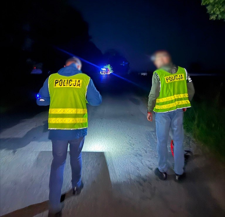 policjanci na miejscu śmiertelnego wypadku na trasie Uzdowo-Ruszkowo / fot. policja
