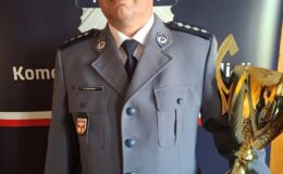 asp. szt. Rafał Sękowski z pucharem podczas uroczystości w Olsztynie / fot. policja