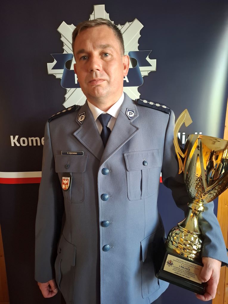 asp. szt. Rafał Sękowski z pucharem podczas uroczystości w Olsztynie / fot. policja