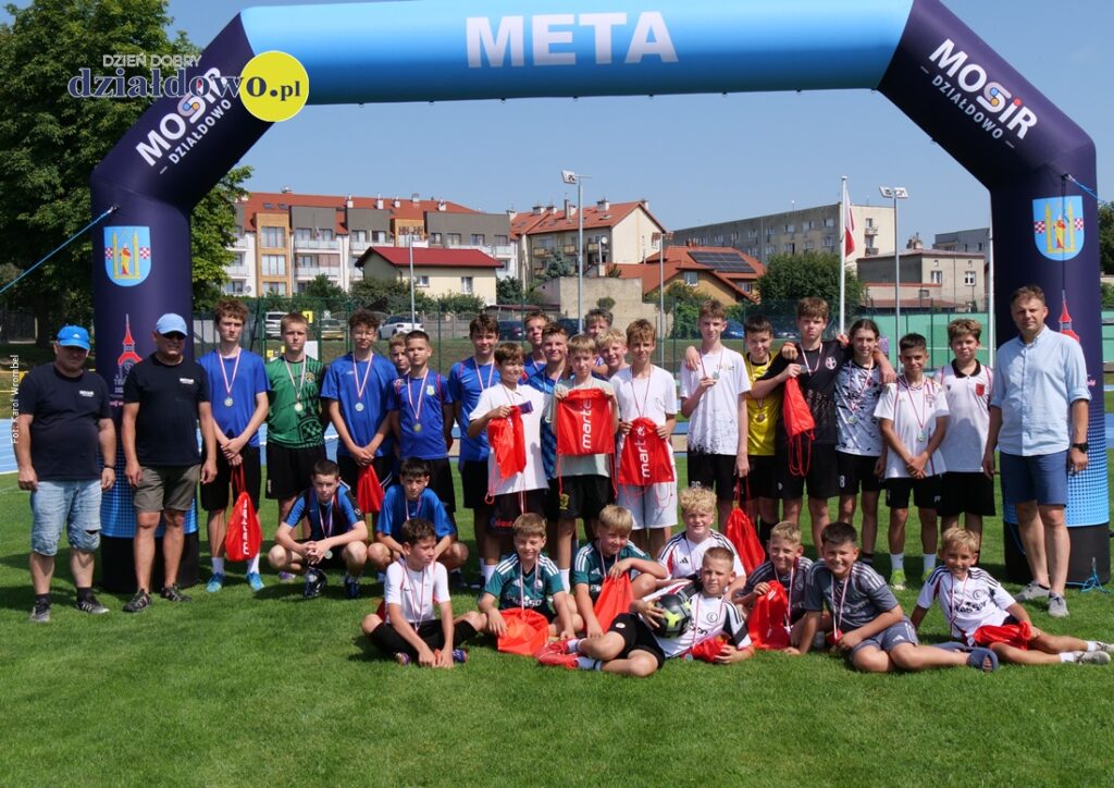 dzieci, młodzież i osoby dorosłe, zdjęcie grupowe Wakacyjnym Turnieju Piłki Nożnej "Dzikich Drużyn" 2026