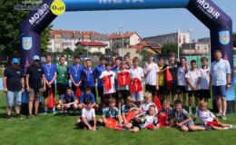 dzieci, młodzież i osoby dorosłe, zdjęcie grupowe Wakacyjnym Turnieju Piłki Nożnej "Dzikich Drużyn" 2026