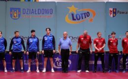 informacja: KS Dekorglass >>> (na zdjęciu grupa mężczyzn w sali gimnastycznej/ Fot. Ryszard Makszyński)