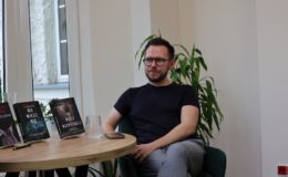 Spotkanie z mistrzem thrillera. Marcel Moss odwiedził Powiatową Bibliotekę Pedagogiczną w Działdowie