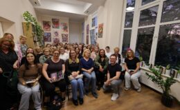 pamiątkowe zdjęcia uczestników spotkania z Marcelem Mossem w Powiatowej Bibliotece Pedagogicznej w Działdowie