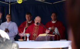 księża przy ołtarzu podczas Mszy Świętej z okazji rocznicy wybuchu II wojny światowej. Uroczystość odbyła się na terenie byłego obozu KL Soldau