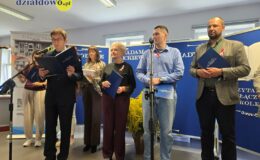 osoby czytające fragmenty "Dziadów" podczas Narodowego Czytania w Miejskiej Bibliotece Publicznej w Działdowie