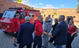 Żukiem z Krakowa do Wilna. Wyjątkowa wyprawa wspierająca hospicjum zawitała do Działdowa
