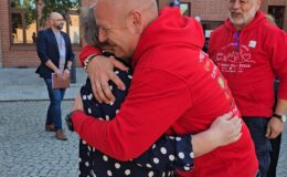 Żukiem z Krakowa do Wilna. Wyjątkowa wyprawa wspierająca hospicjum zawitała do Działdowa
