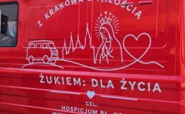 Żukiem z Krakowa do Wilna. Wyjątkowa wyprawa wspierająca hospicjum zawitała do Działdowa
