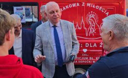 Żukiem z Krakowa do Wilna. Wyjątkowa wyprawa wspierająca hospicjum zawitała do Działdowa