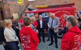 Żukiem z Krakowa do Wilna. Wyjątkowa wyprawa wspierająca hospicjum zawitała do Działdowa