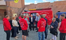 Żukiem z Krakowa do Wilna. Wyjątkowa wyprawa wspierająca hospicjum zawitała do Działdowa