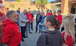 Żukiem z Krakowa do Wilna. Wyjątkowa wyprawa wspierająca hospicjum zawitała do Działdowa
