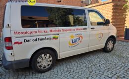 Żukiem z Krakowa do Wilna. Wyjątkowa wyprawa wspierająca hospicjum zawitała do Działdowa