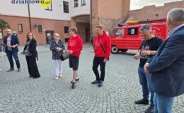 Żukiem z Krakowa do Wilna. Wyjątkowa wyprawa wspierająca hospicjum zawitała do Działdowa