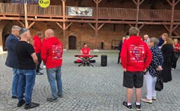 Żukiem z Krakowa do Wilna. Wyjątkowa wyprawa wspierająca hospicjum zawitała do Działdowa