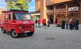 Żukiem z Krakowa do Wilna. Wyjątkowa wyprawa wspierająca hospicjum zawitała do Działdowa