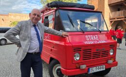 Żukiem z Krakowa do Wilna. Wyjątkowa wyprawa wspierająca hospicjum zawitała do Działdowa