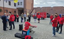 Żukiem z Krakowa do Wilna. Wyjątkowa wyprawa wspierająca hospicjum zawitała do Działdowa