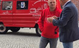 Żukiem z Krakowa do Wilna. Wyjątkowa wyprawa wspierająca hospicjum zawitała do Działdowa